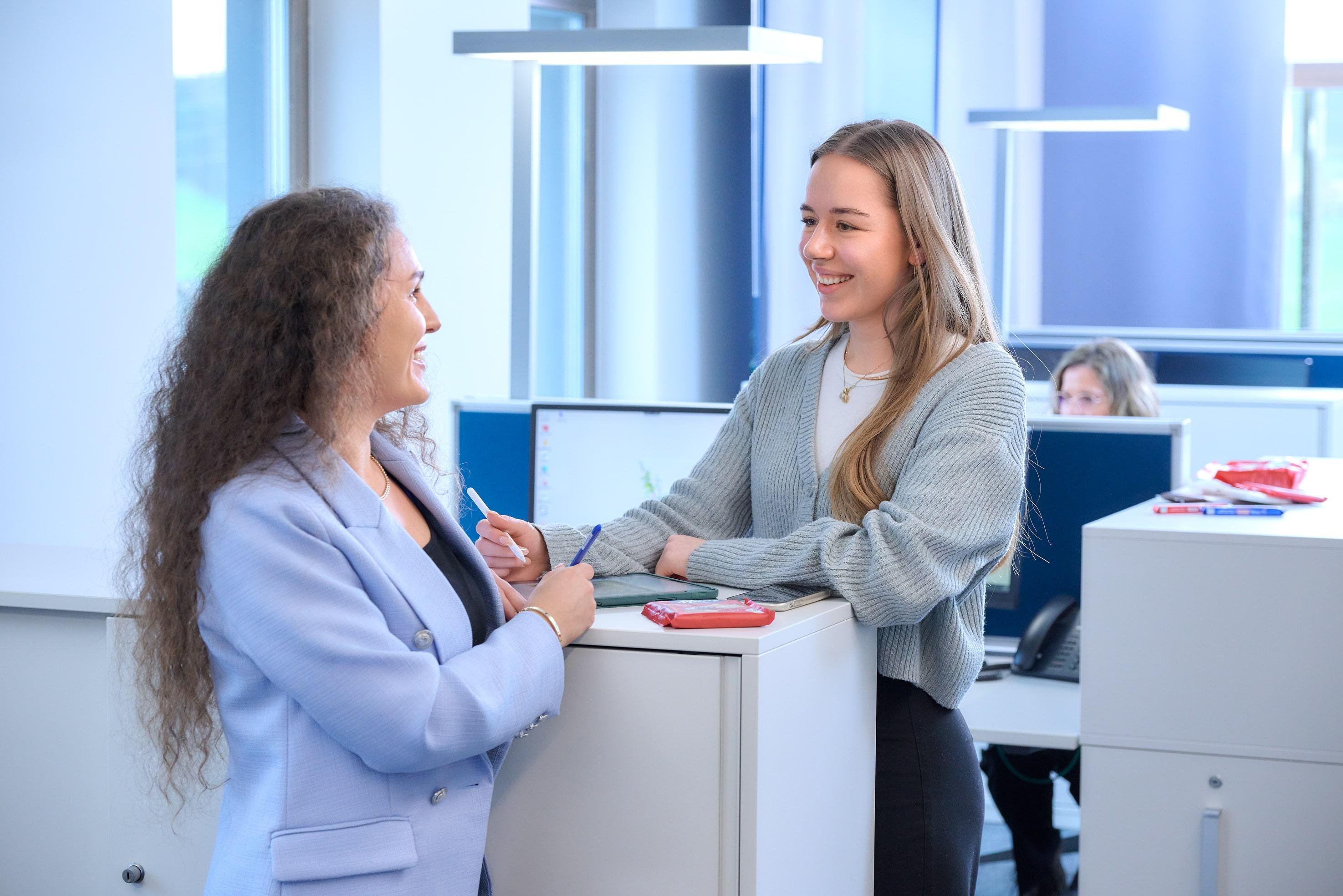 Zwei Frauen unterhalten sich
